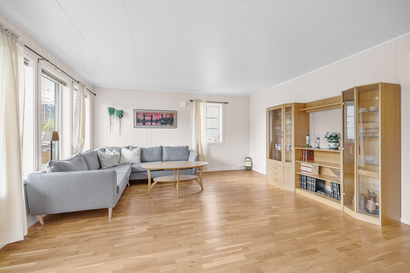 Lys og luftig stue med store gulvflater og flere vinduer. Galleribilde