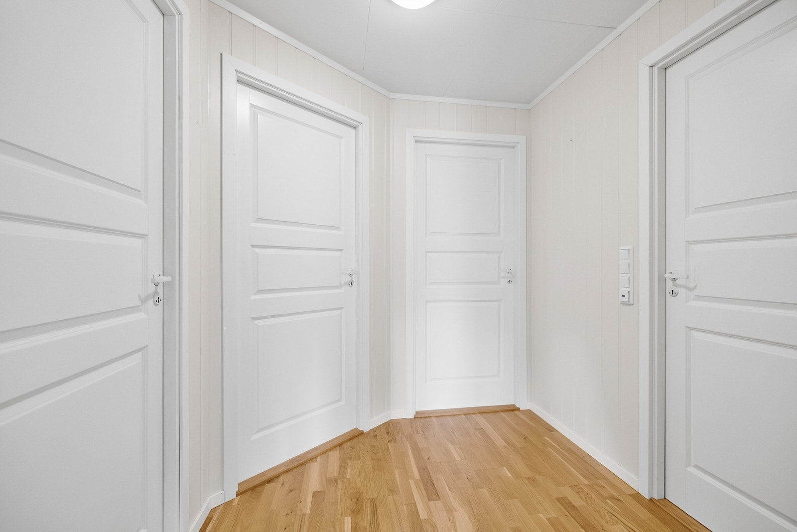 Sentral gang som binder sammen soverommene, badet og boden. Galleribilde