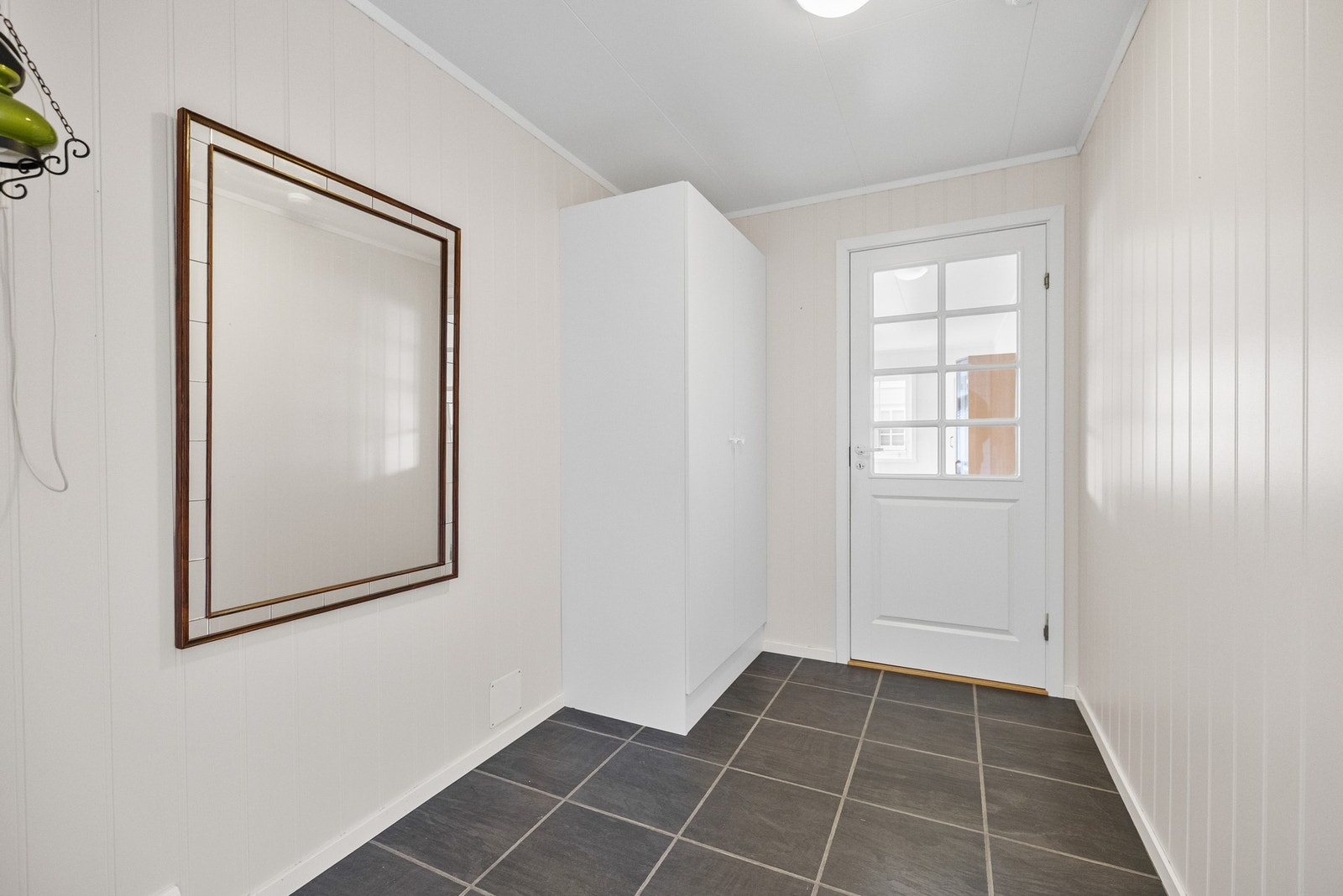 Innbydende entré med gulvvarme og plass til garderobeskap. Galleribilde