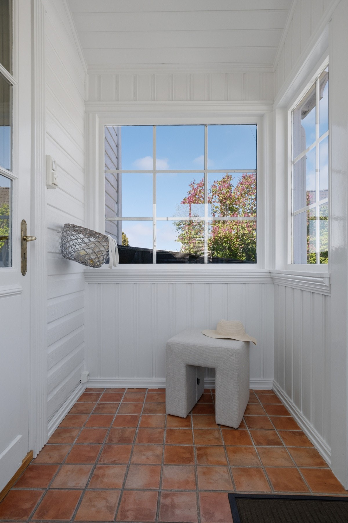 Det er en terrasse mellom uteområdene og etreen. Galleribilde