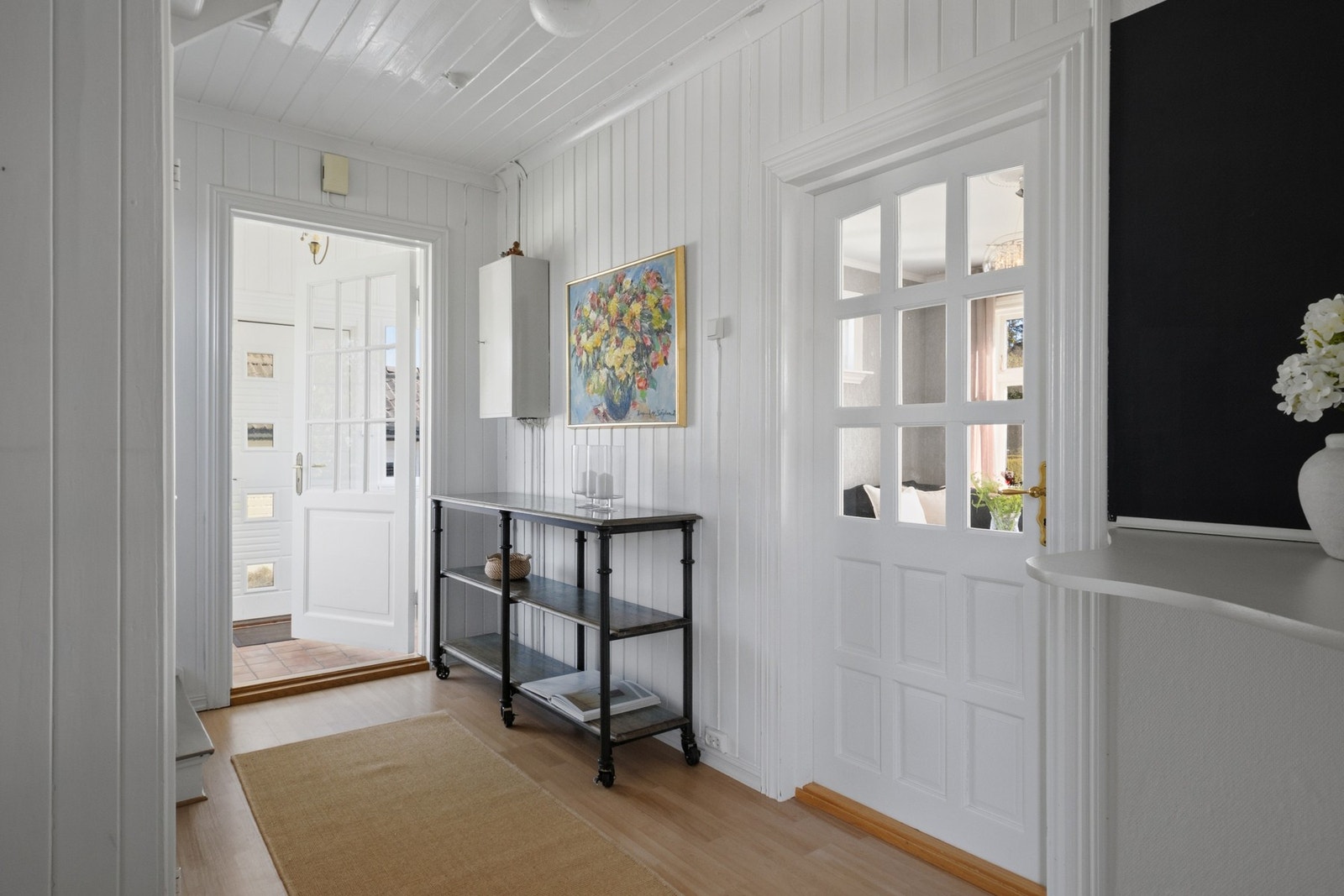 Gangen oppleves lys og praktisk, og setter tonen for den lune og hjemmekoselige atmosfæren som preger boligen videre. Galleribilde