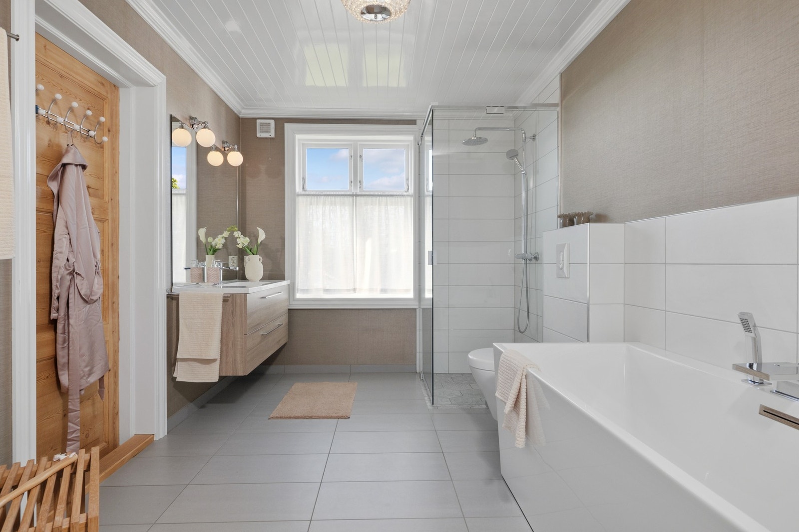 Badet i 2. etasje ble renovert i 2016 med teknisk forskrift fra 2010 lagt til grunn. Rommet holder en moderne standard med flislagt gulv, elektriske varmekabler og fliser i dusj- og badekarsone. Galleribilde
