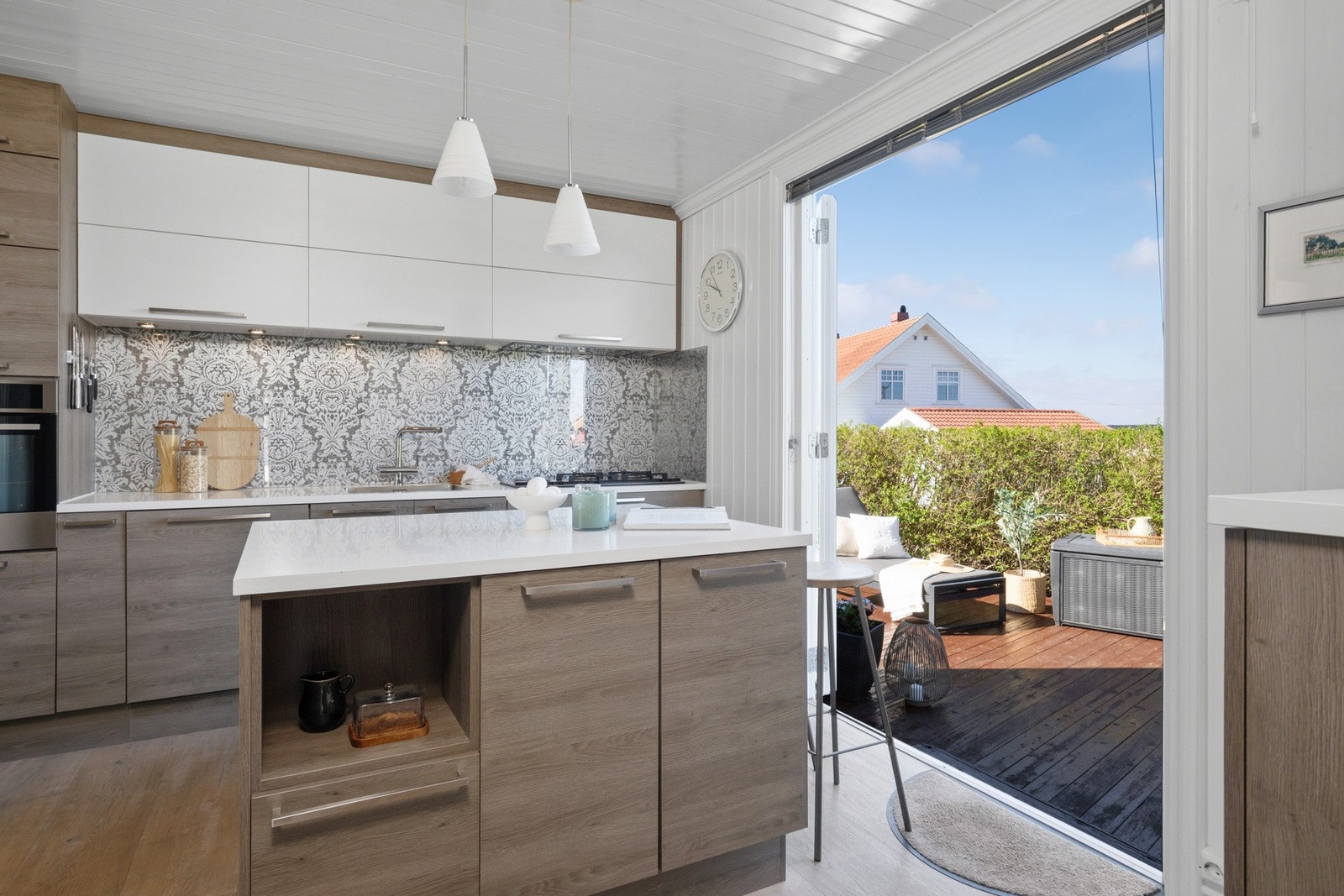 Fra kjøkkenet er det utgang til en hyggelig terrasse som skaper en naturlig forlengelse av boligens oppholdsrom i sommerhalvåret. Galleribilde
