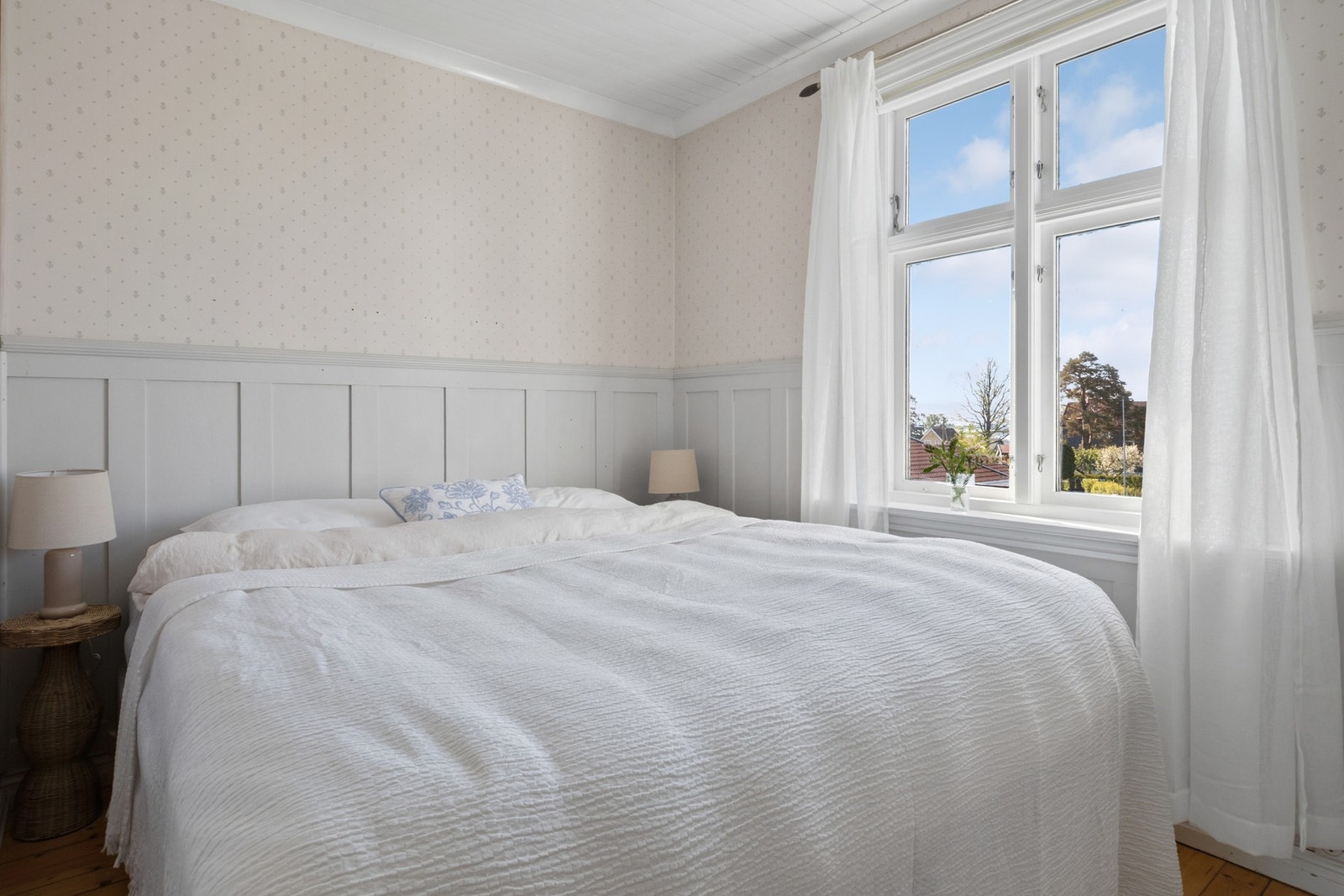 Boligens hovedsoverom har plass til dobbeltseng med nattbord på begge sider, og har rikelig med oppbevaringsplass i skyvedørs garderobe langs vegg. Galleribilde