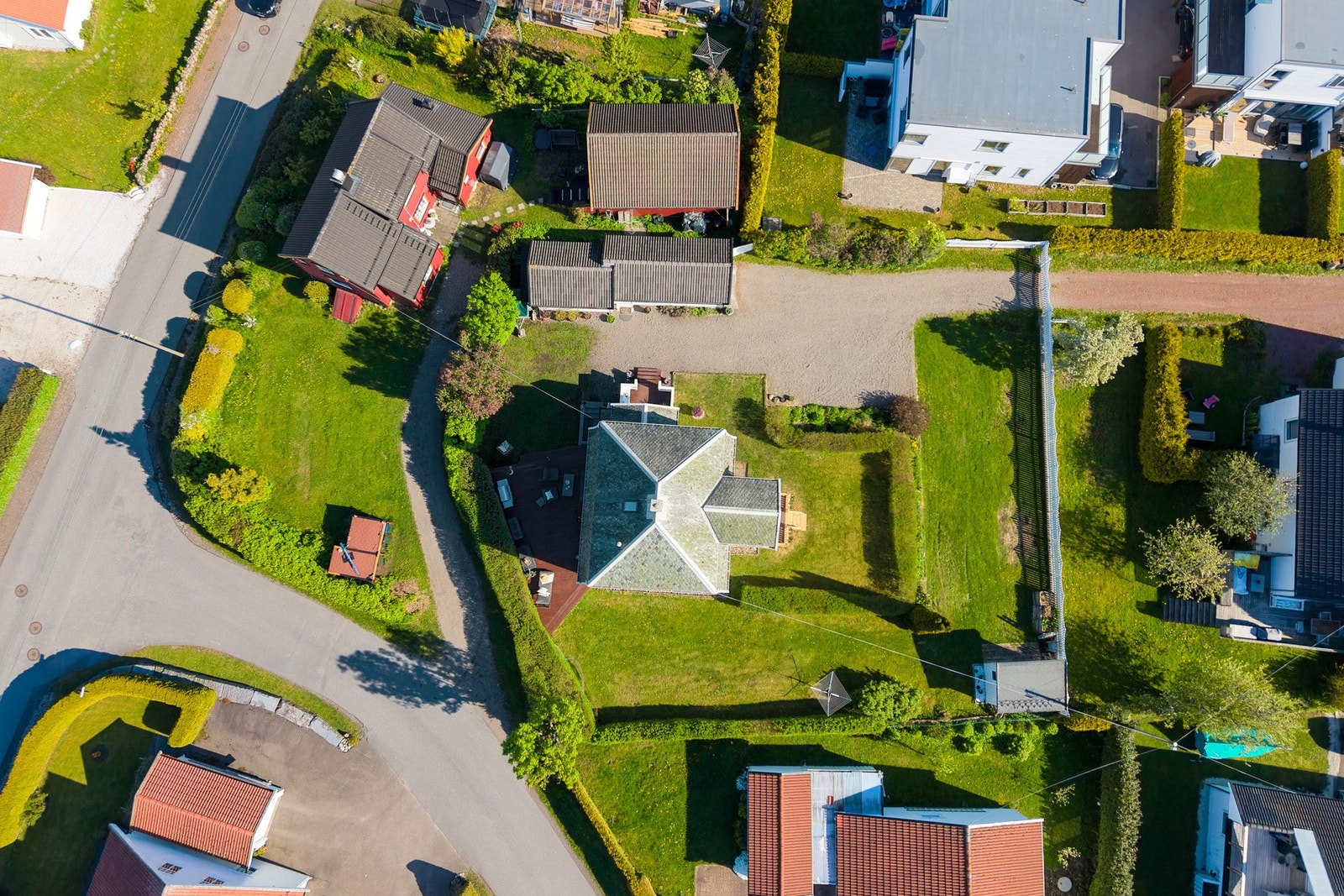 Dronefoto tomten. Galleribilde