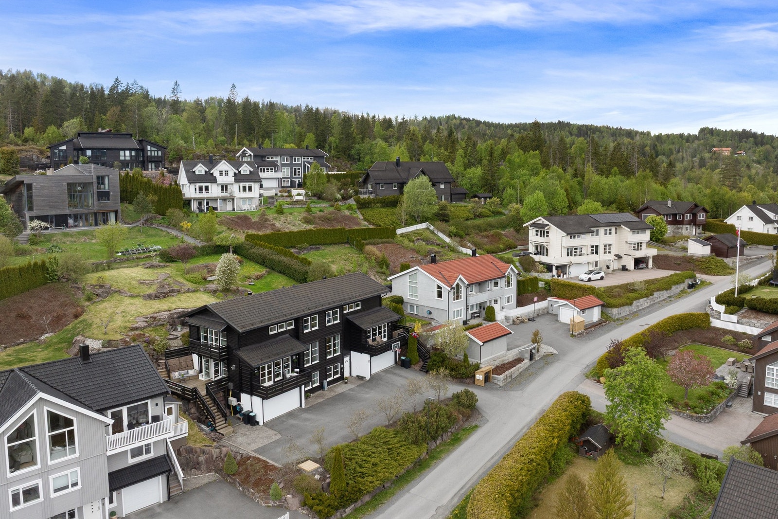 Bak boligen er det naturtomt, som er til felles bruk for de to seksjonene Galleribilde