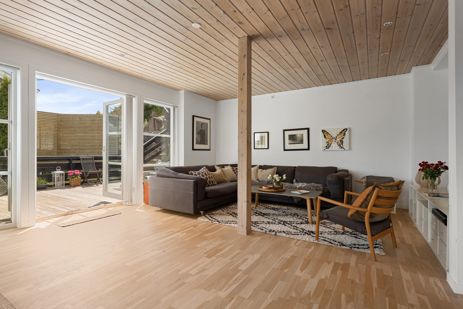 Stuedel med utgang til sørvendt terrasse Galleribilde
