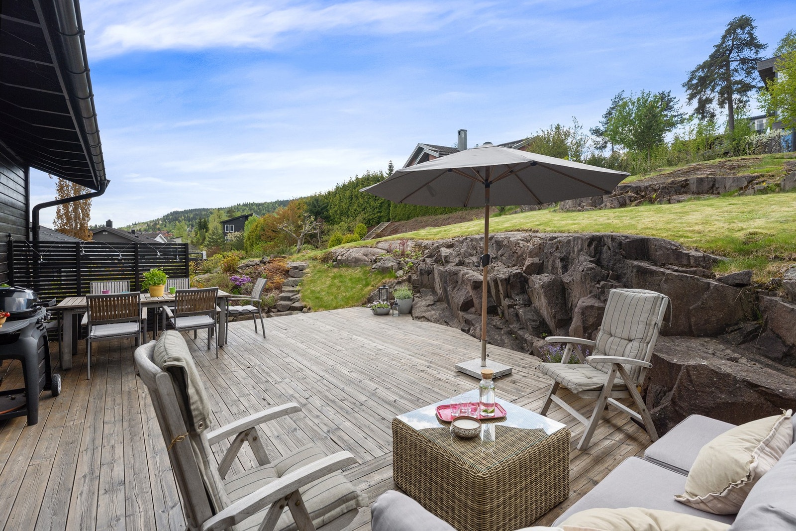 Terrasseområdet er 45 kvm og ligger lunt og skjermet til Galleribilde