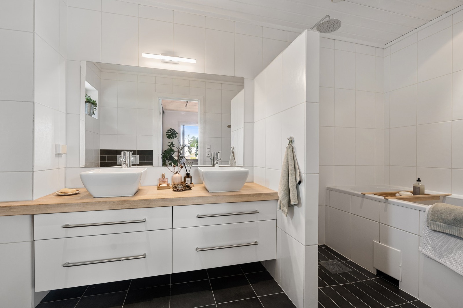 Stor dusjsone med badekar og regnfallsdusj Galleribilde
