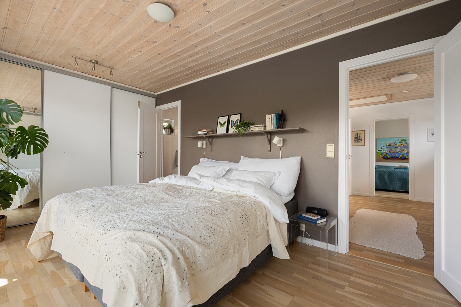 Soverom en suite, med meget gode garderobeløsninger Galleribilde