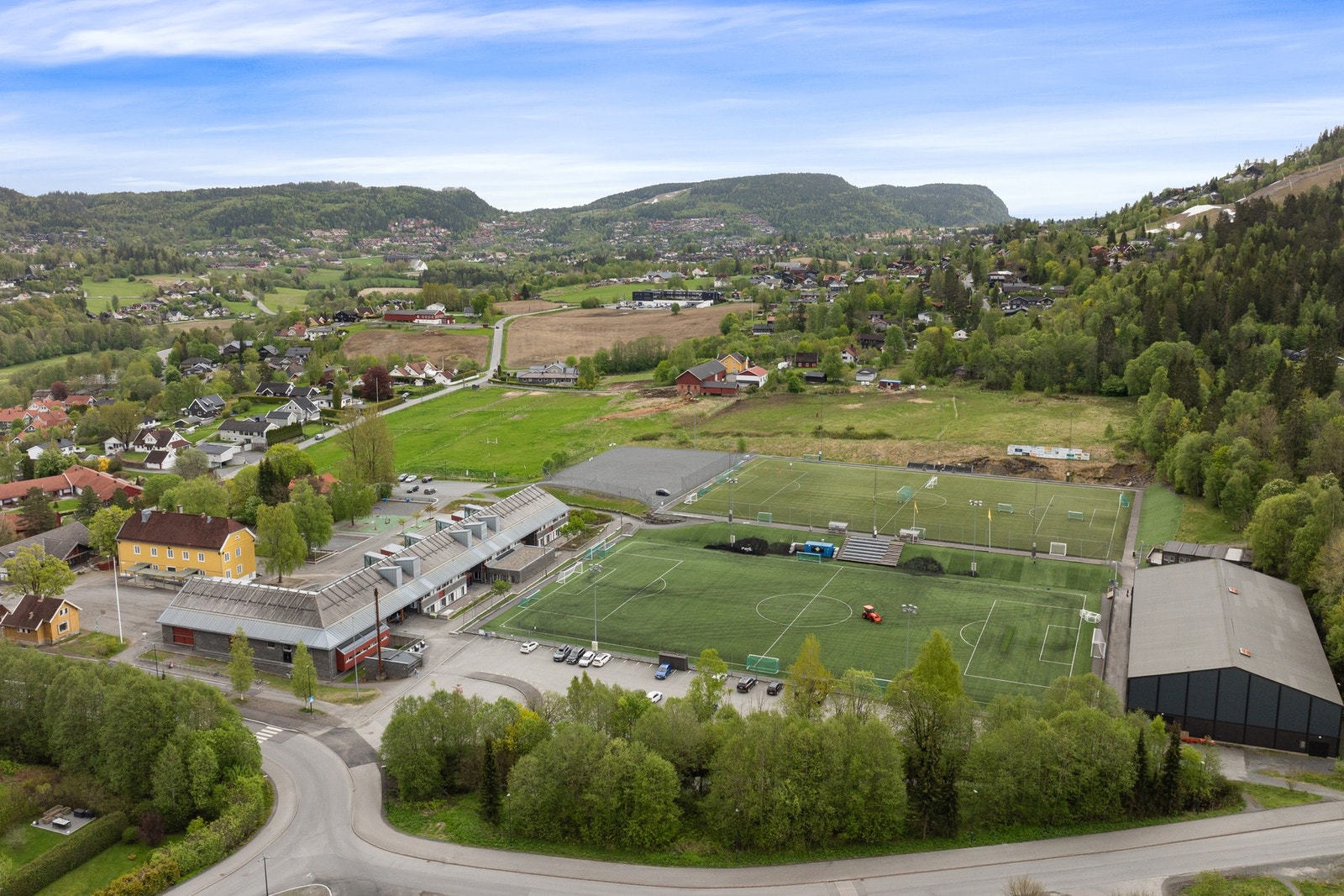 Kort gangavstand fra boligen til Lommedalen kunstgress og Lommedalshallen Galleribilde