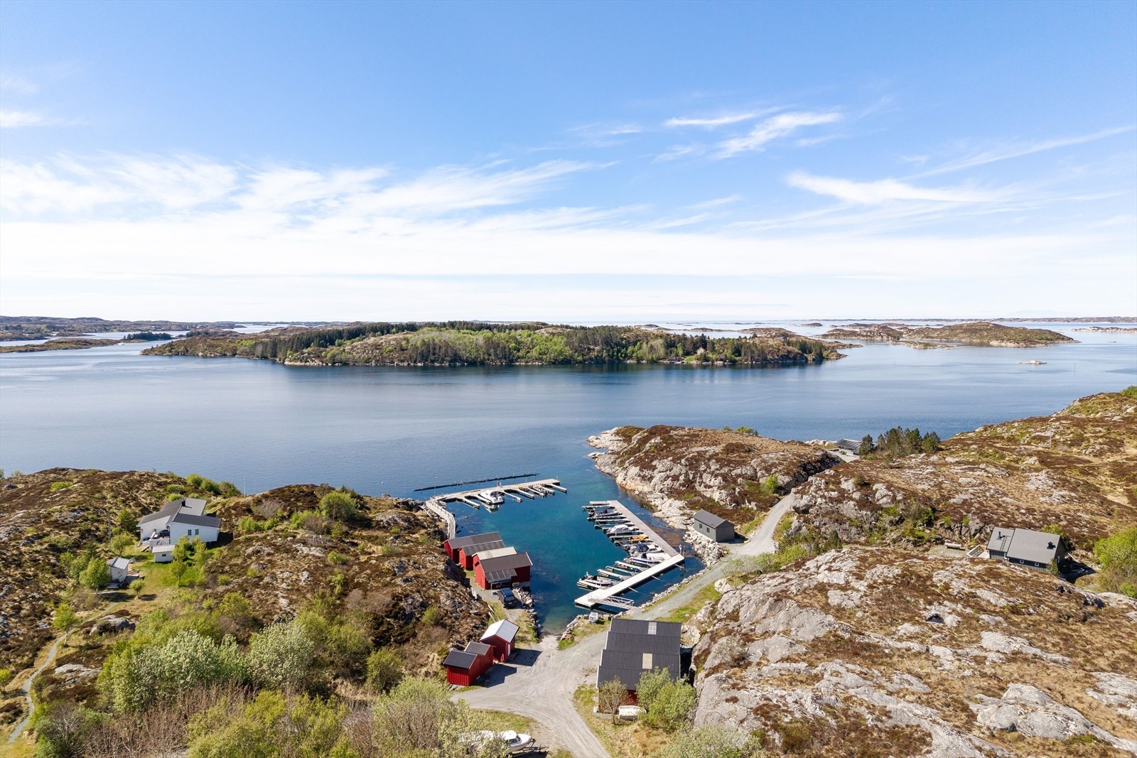 Naust og båthavna ligger ca. 250 meter fra hytta Galleribilde