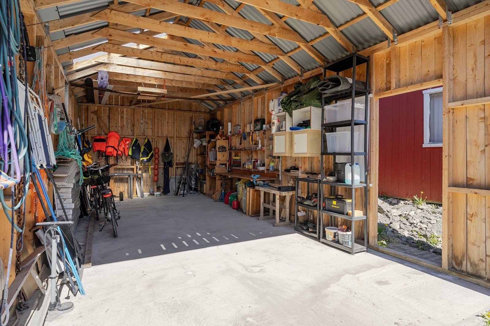 Flott naust med god plass til båt og fiskeutstyr Galleribilde
