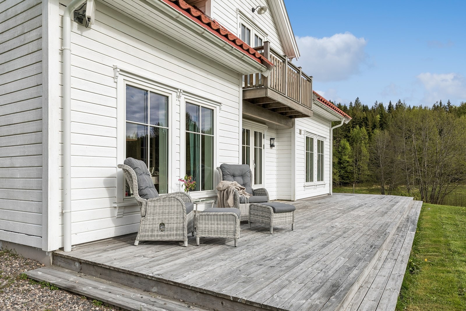 Stor terrasse i tre, fundamentert på terreng, med god plass til utemøbler. Galleribilde