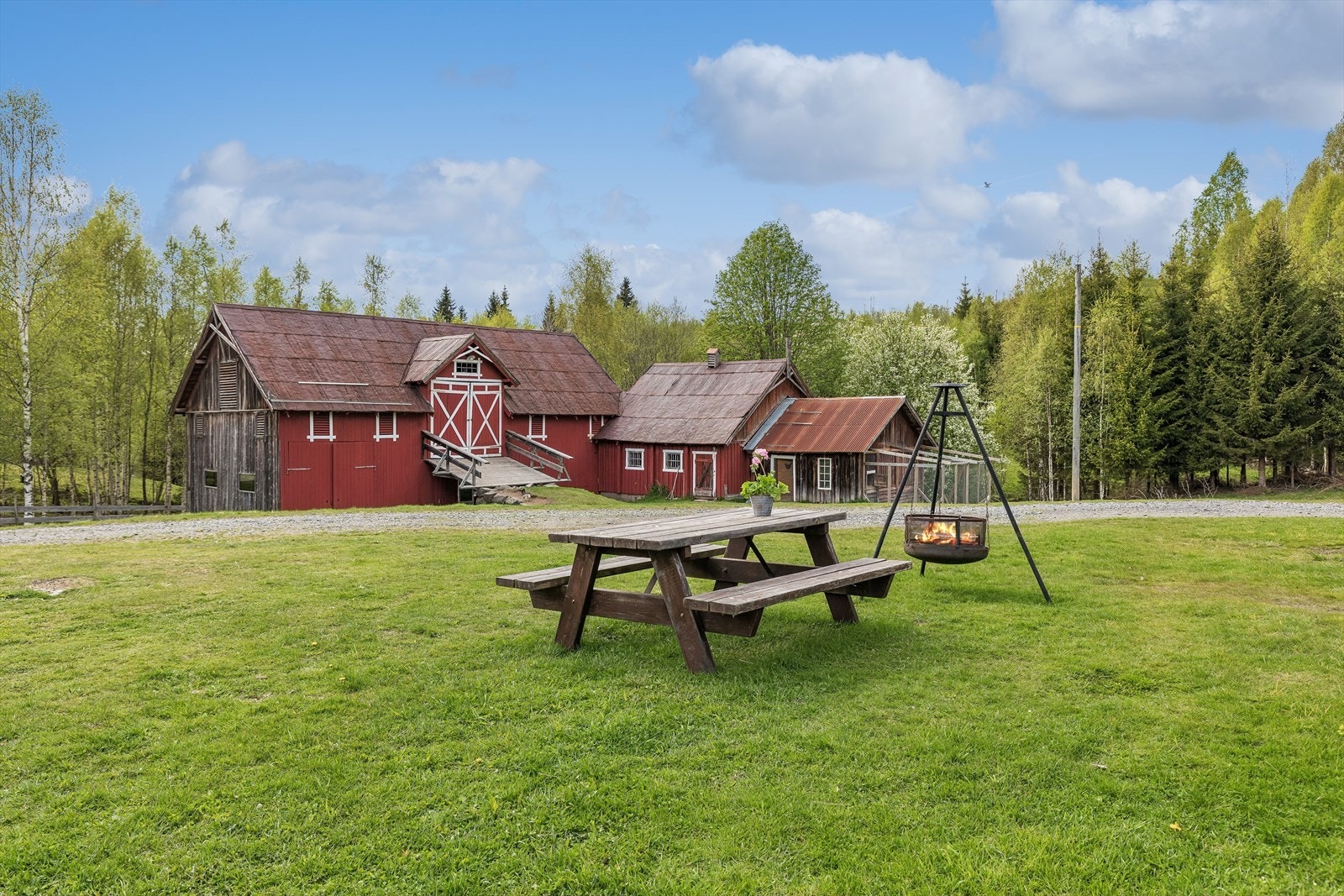 Det historiske tunet gir eiendommen en helt spesiell karakter og atmosfære. Galleribilde