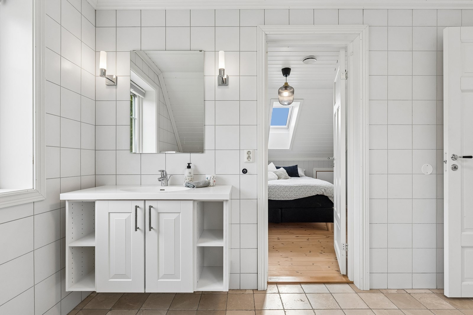 Badet har vegghengt toalett og servantinnredning. Adkomst fra både hovedsoverom og loftsstue. Galleribilde
