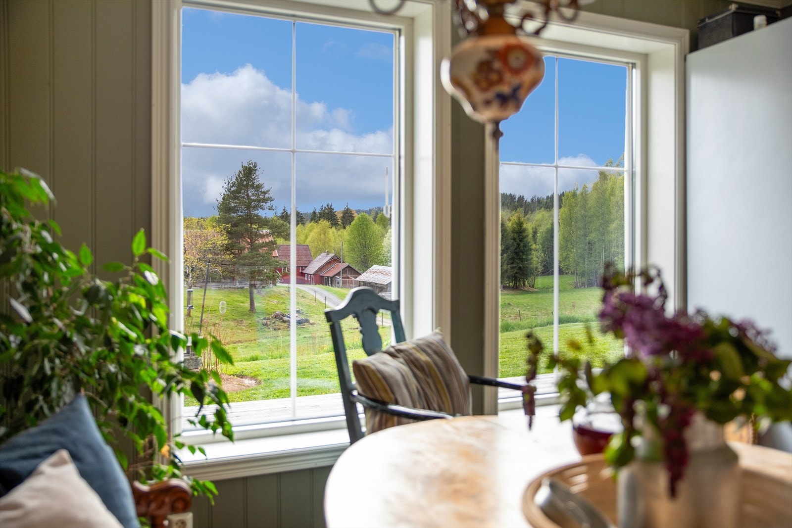 Fra kjøkkenvinduet er det utsikt over tunet og de omkringliggende jordene. Galleribilde