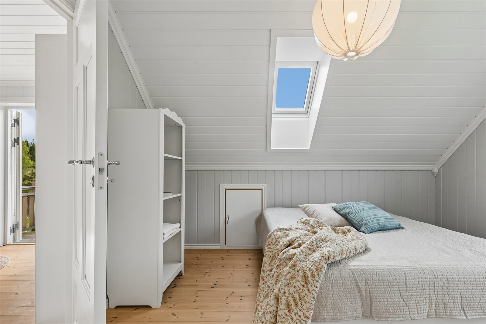 Soverom med god takhøyde og takvindu. Boligen har balansert ventilasjon som sikrer et godt inneklima. Galleribilde