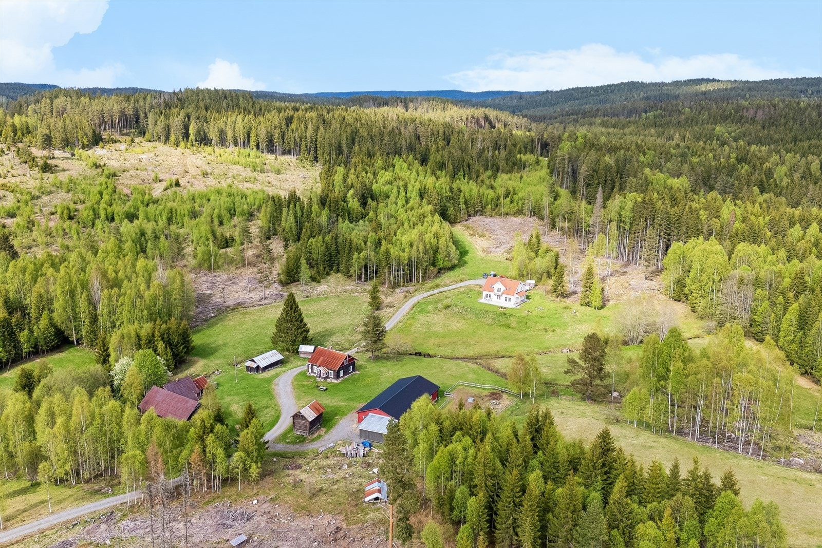En eiendom som gir rom for å realisere småbruksdrømmen, omgitt av vakker natur. Galleribilde
