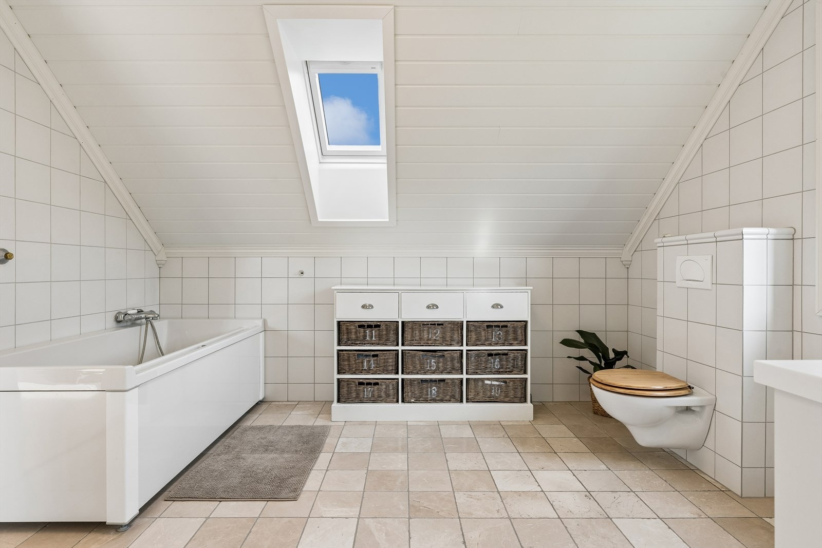 Badet i andre etasje er utstyrt med badekar og har flislagt gulv med varmekabler. Galleribilde