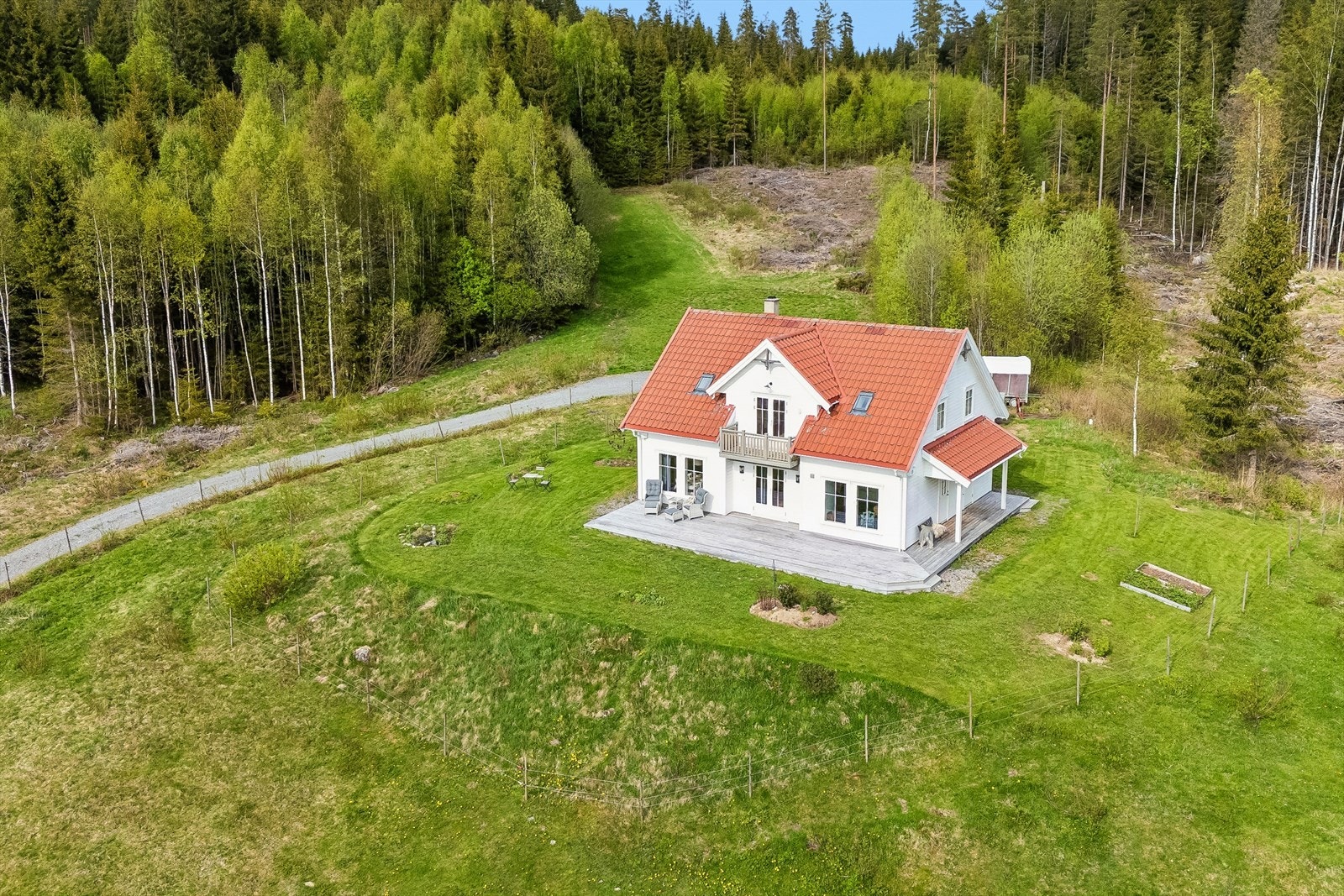 Eneboligen er plassert på et høydedrag, og eiendommen ligger usjenert til i enden av en privat vei. Galleribilde