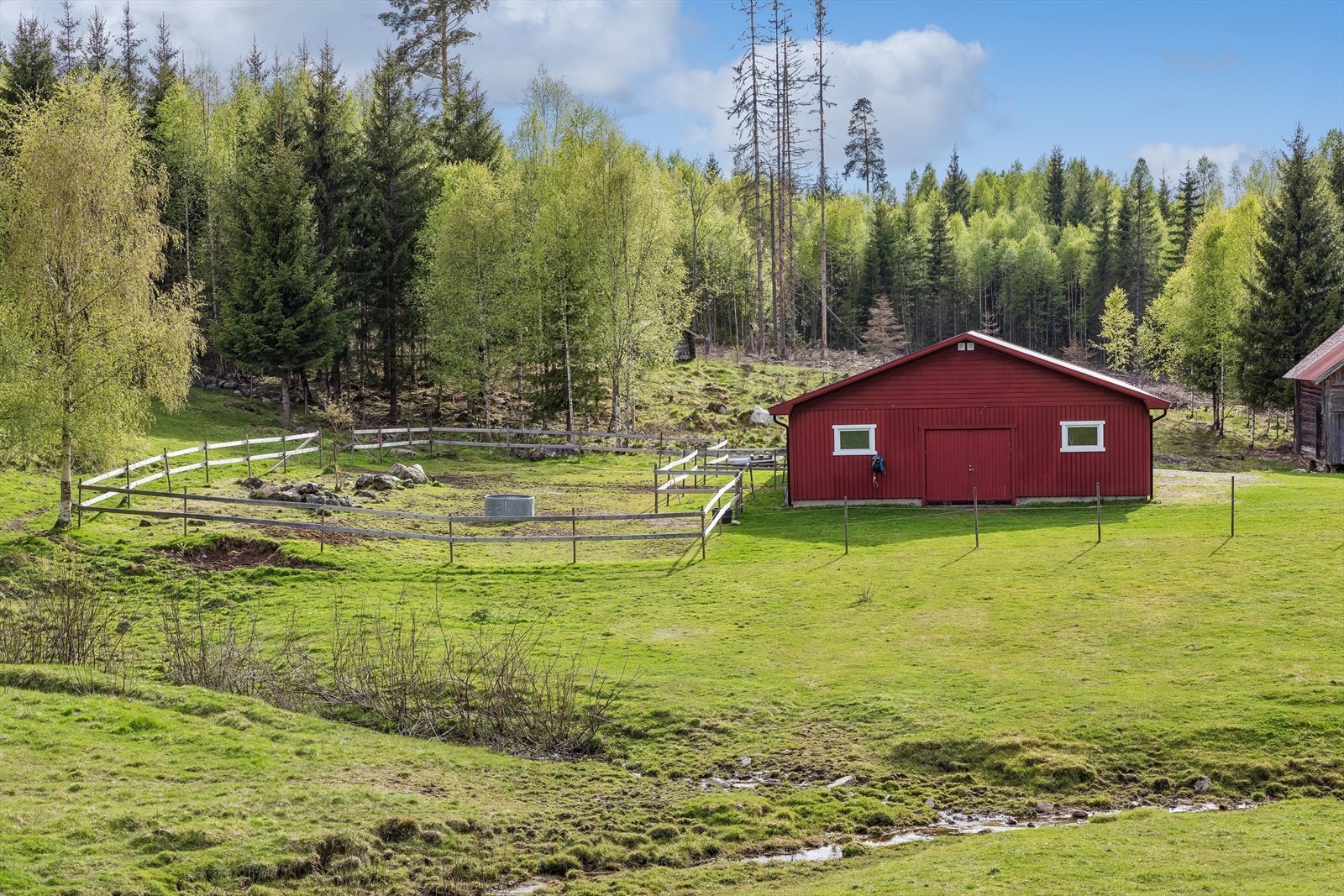 Utsikt over egne jorder og skog. Galleribilde