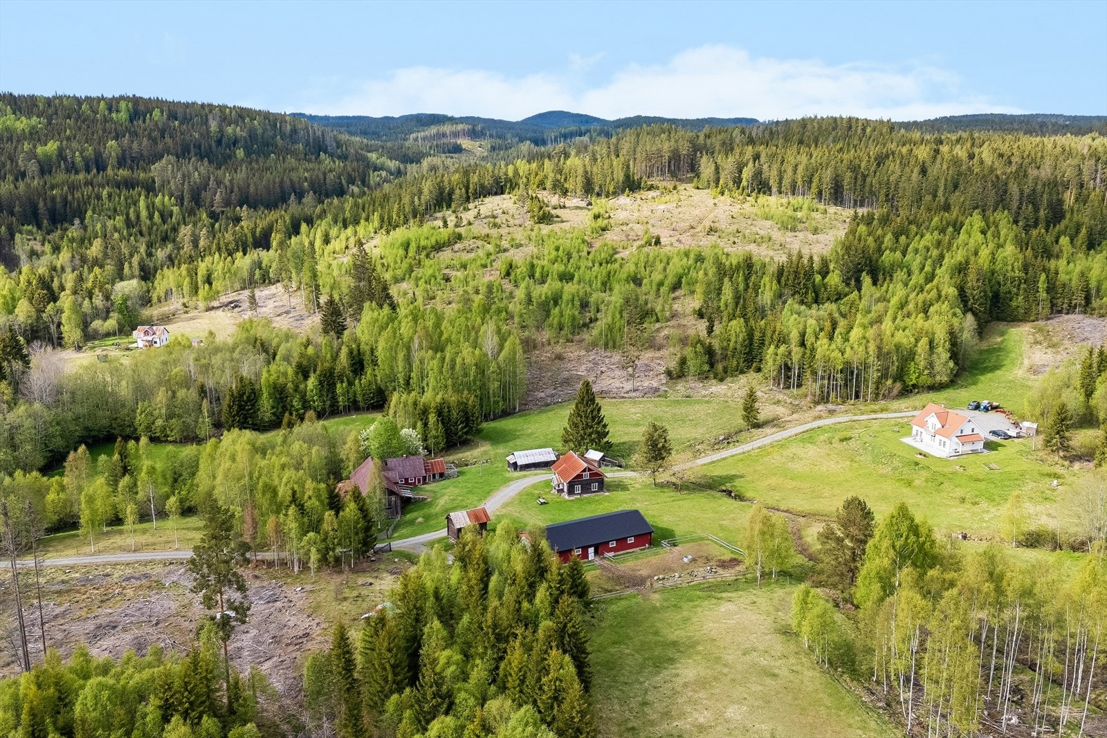 En småbruksidyll på ca 86 dekar, med fantastisk beliggenhet! Galleribilde