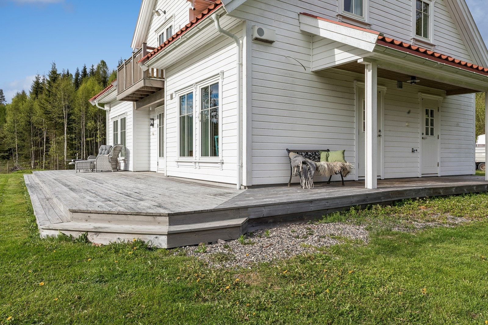 Terrassen strekker seg på to sider av boligen, og gir mulighet for både sol og skygge. Galleribilde