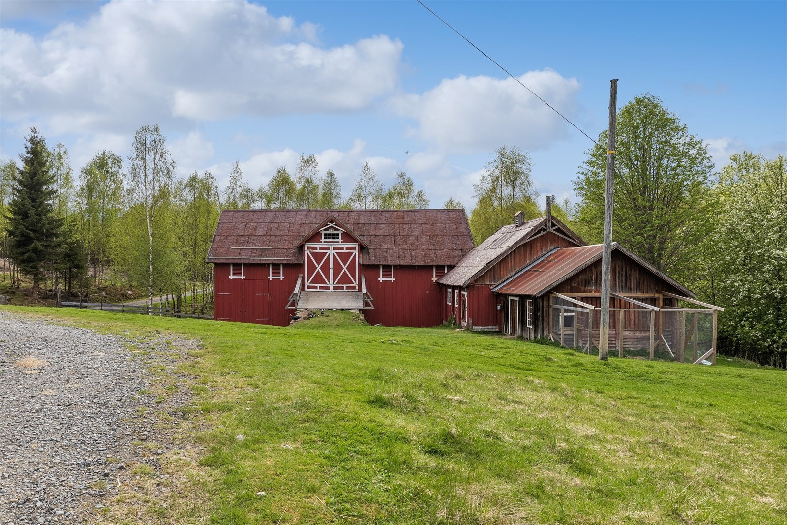 Låven fra ca. 1850 er en del av det opprinnelige tunet og inneholder blant annet hønsehus og sauefjøs. Galleribilde