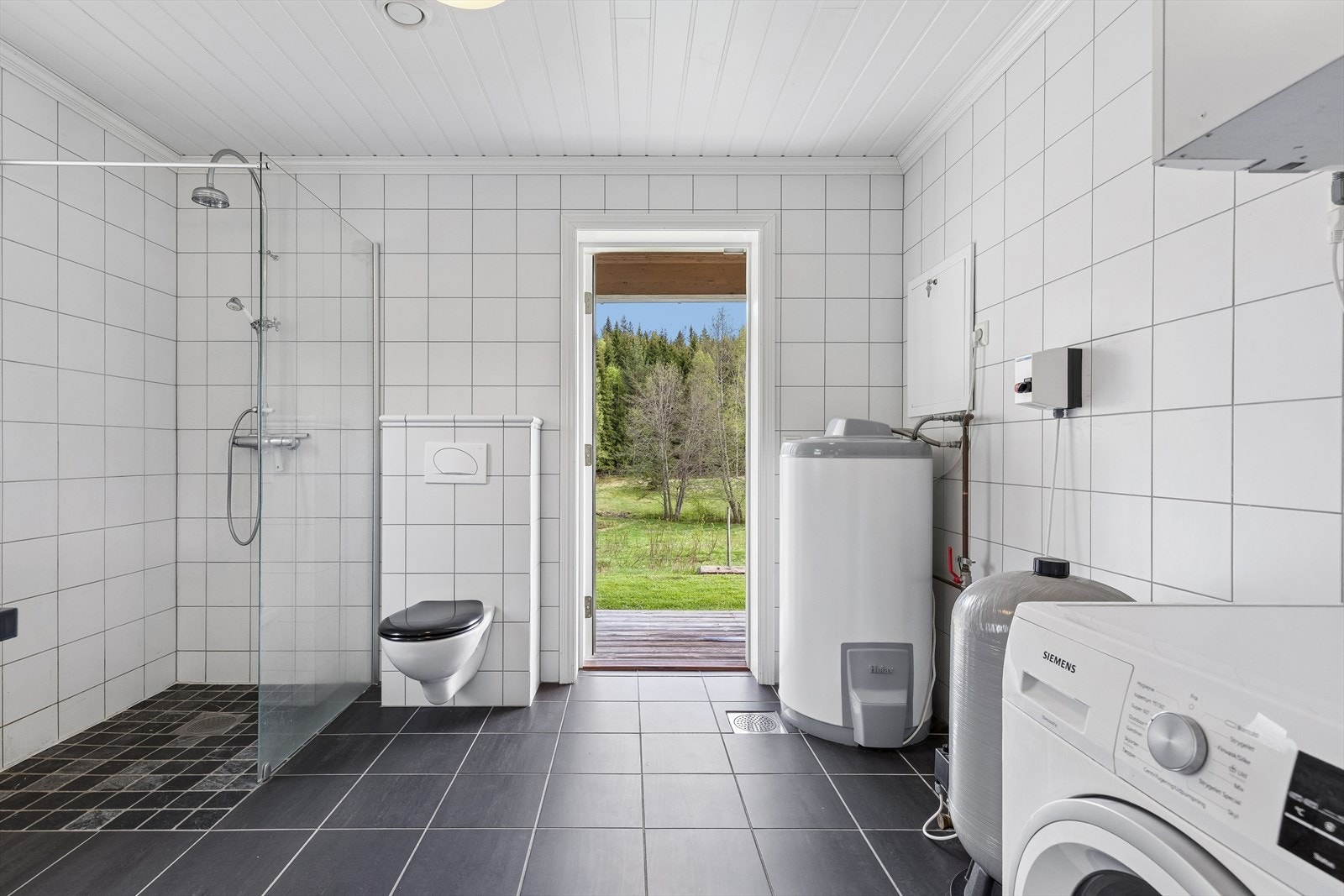 Det kombinerte badet/vaskerommet har også utvendig adkomst, noe som er en smart løsning i hverdagen. Galleribilde