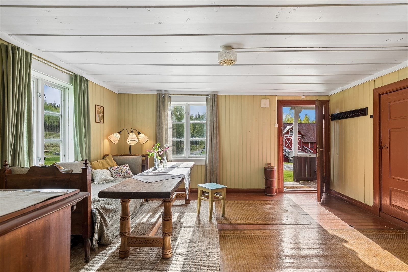 Innvendig i det gamle våningshuset er det tregulv og trepanel - et sus av en annen tid! Galleribilde