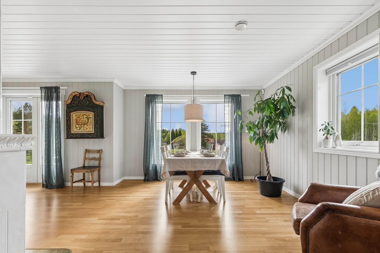 Spisestuen har plass til langbord og er en naturlig samlingsplass. Store vinduer gir godt med dagslys. Galleribilde