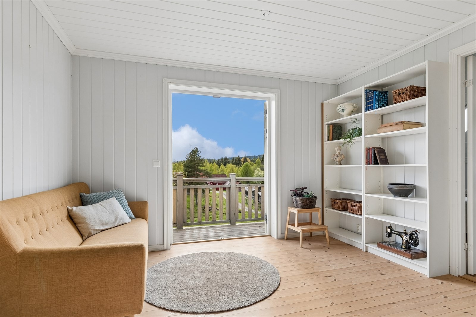 Loftstuen bidrar med kjærkommen ekstra plass for små og store, og har utgang til egen balkong. Galleribilde