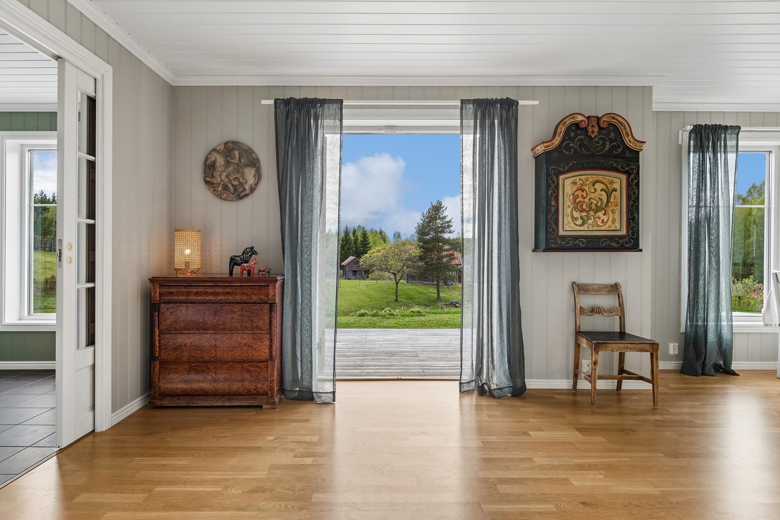 Fra stuen er det direkte utgang til en stor terrasseplatting og hagen. Galleribilde