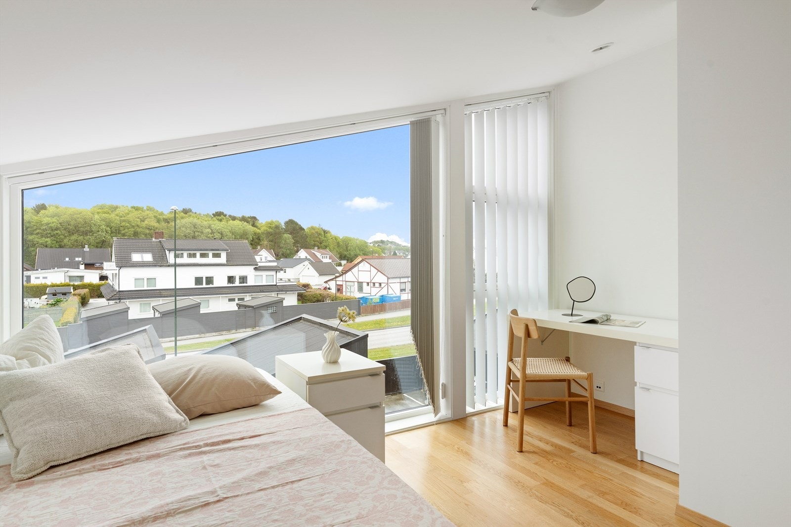 Soverom nr. 2 har god plass til soveromsmøblement og garderobeskap, samt dør/inngang til et særdeles romslig lagringsloft med svært gode lagringsmuligheter. Galleribilde