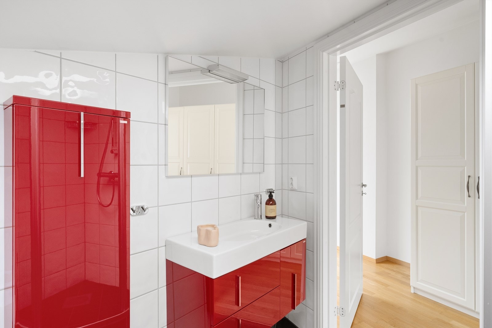 Badet har innredning med nedfelt servant og et takvindu som gir naturlig lys. Galleribilde