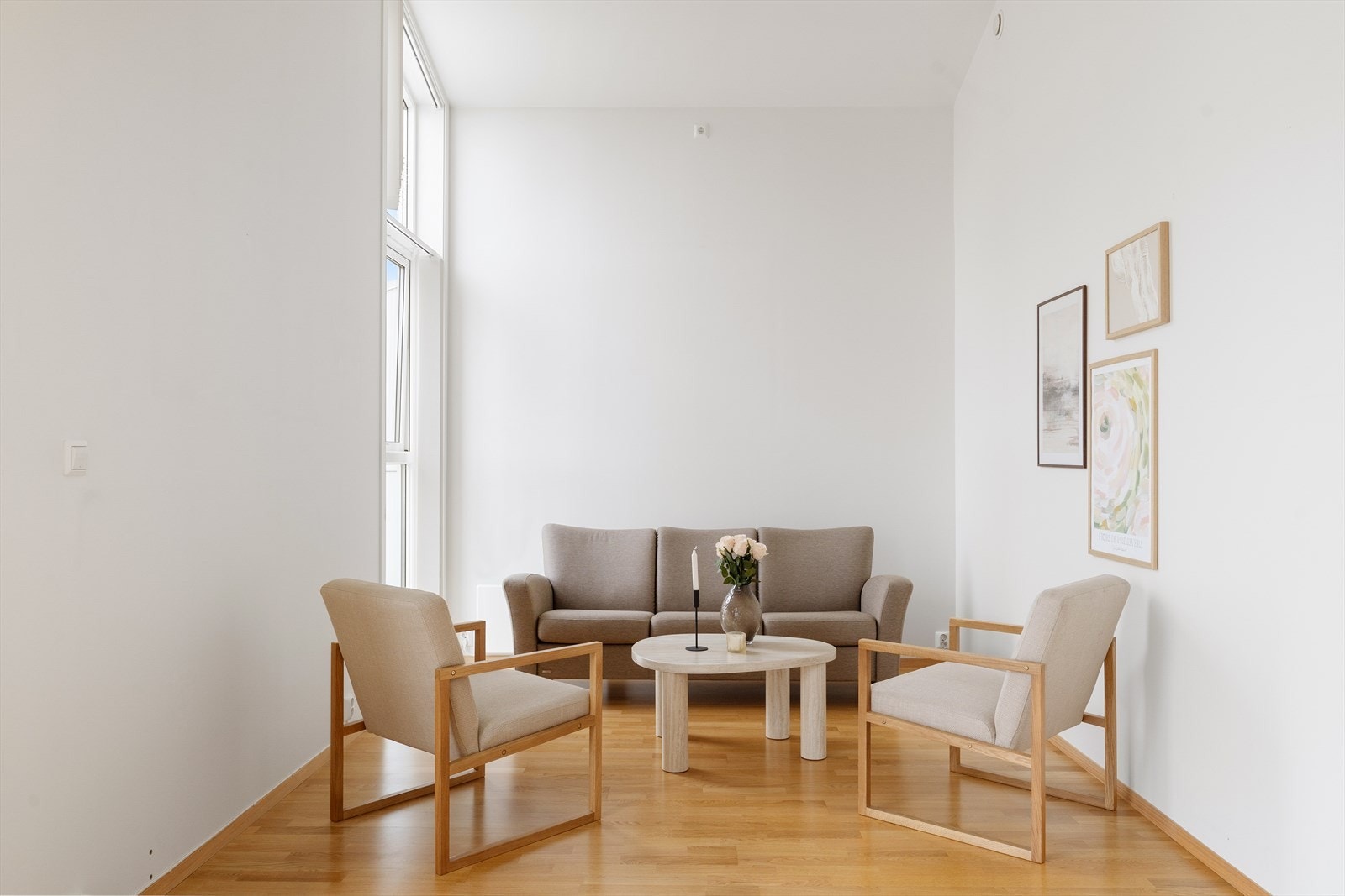 Stuen er romslig og har flere møbleringssoner for både sofagruppe og sittegrupper. Galleribilde