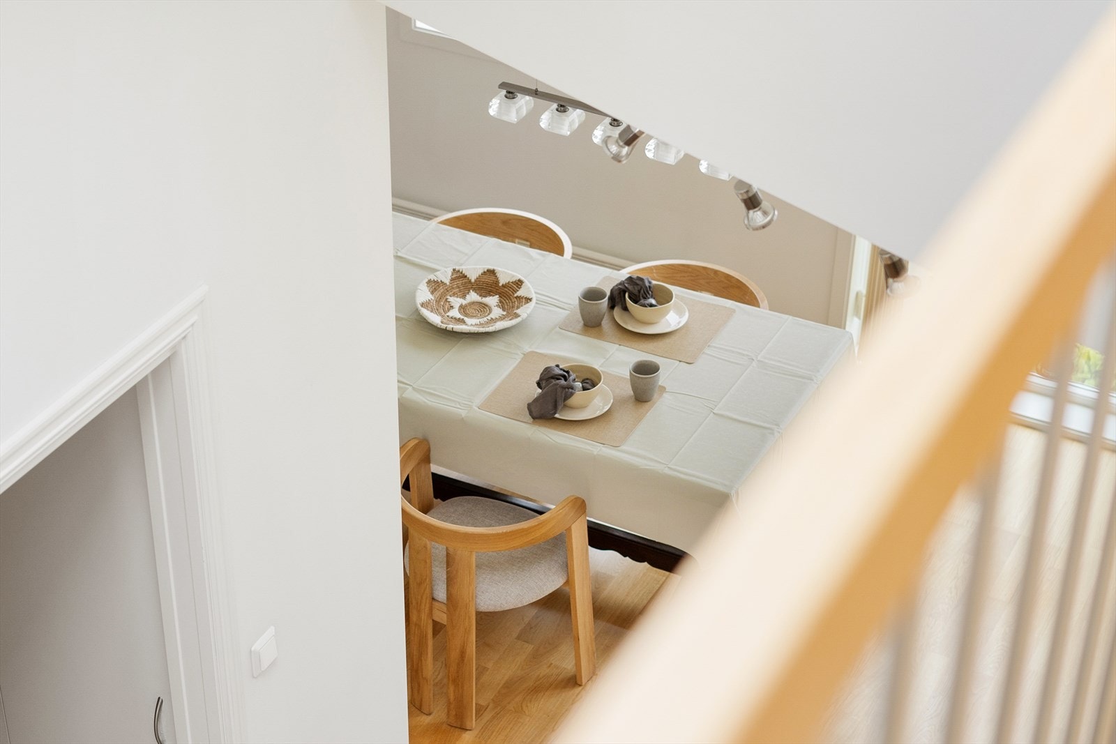 Gangen i loftsetasjen ser man ned mot spiseplassen og den åpne løsningen i hovedetasjen. Galleribilde