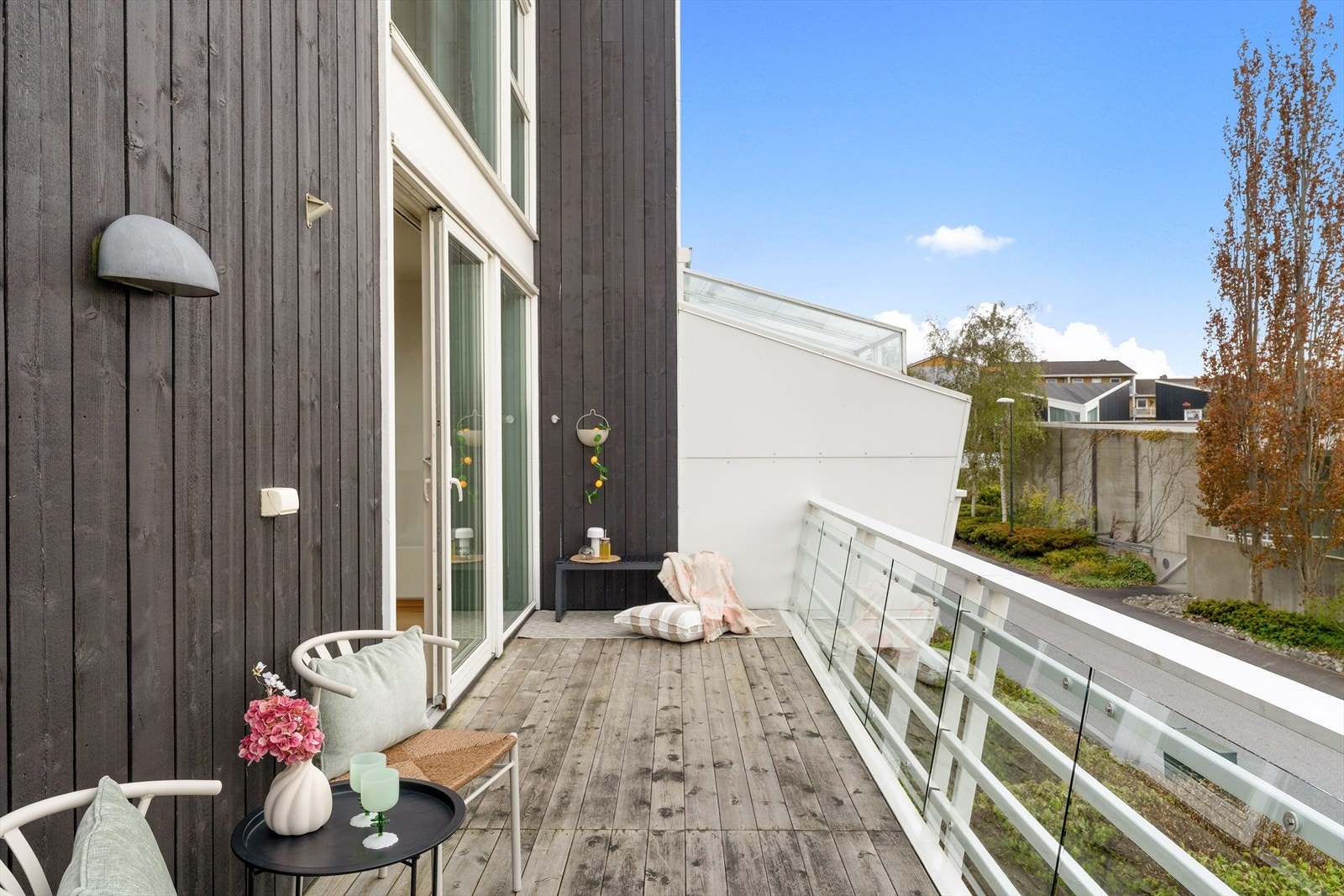 Fra stuen er det utgang til en romslig terrasse med god plass til utemøbler. Galleribilde