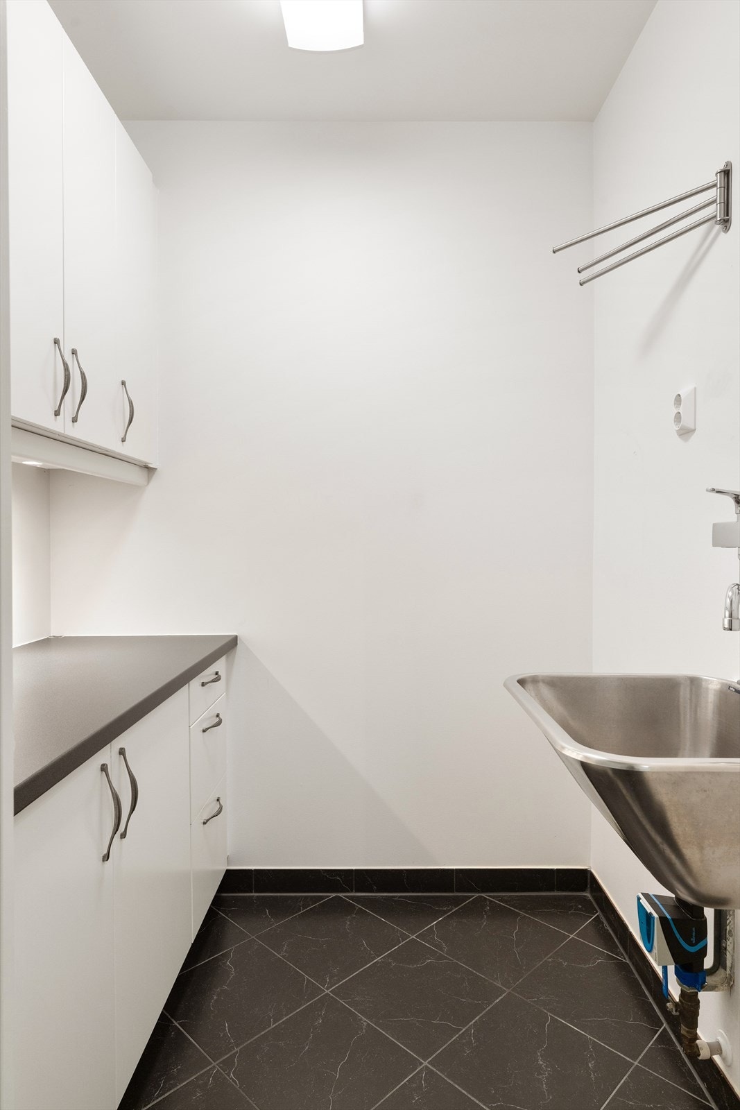 I tilknytning til badet er det et praktisk vaskerom med opplegg for vaskemaskin og utslagsvask. Rikelig med skap. og benkeplass. Dette rommet er opprinnelig en bod. Galleribilde
