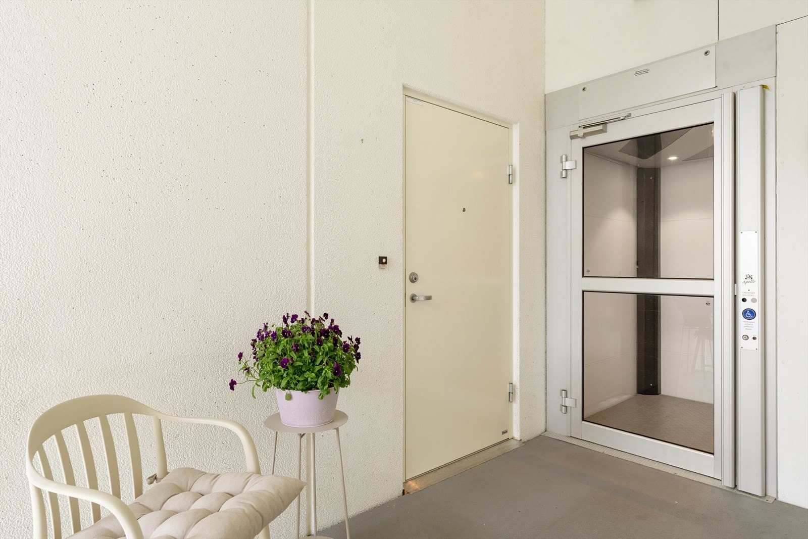 Overbygget inngangsparti med adkomst via heis eller utvendig trapp. Galleribilde