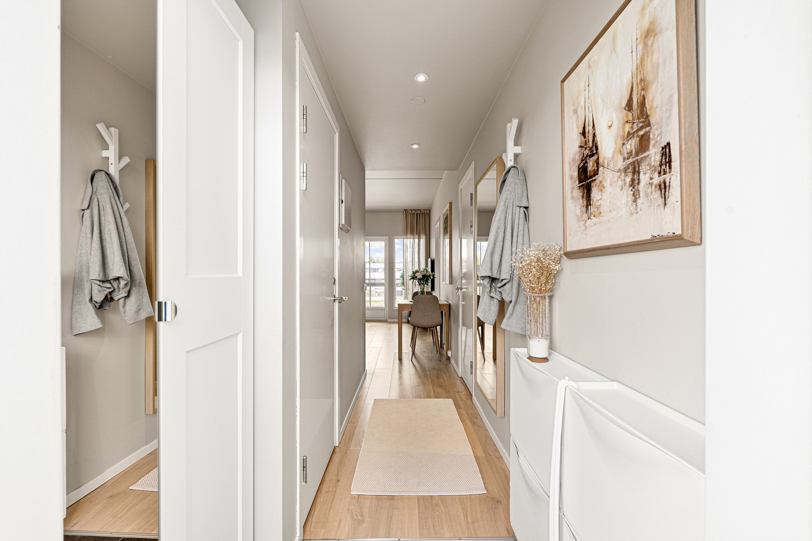 Innbydende og flislagt entré. Galleribilde