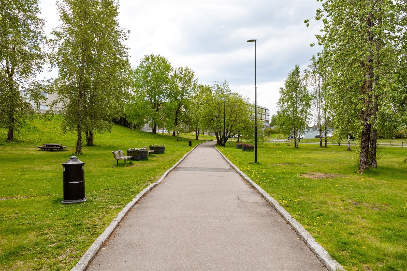 Borettslagets uteområdene inkluderer en park med blomsterurner og grillbord, en lekepark som ble etablert i 2014, samt en basketbane og bordtennisbord. Galleribilde
