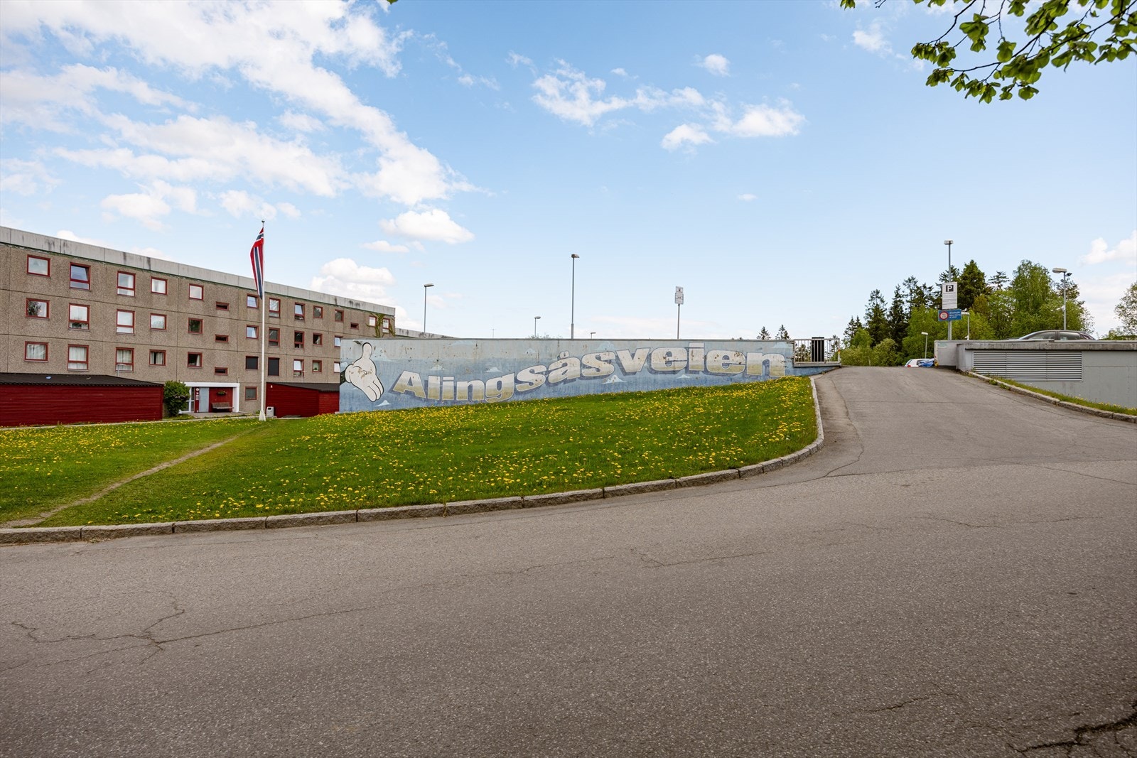 Eiendommen ligger i et sentralt, populært og meget barnevennlig boligområde på Skjetten i Lillestrøm kommune, med nærhet til skoler, flere barnehager, samt et rikt utvalg av fasiliteter og servicetilbud. Galleribilde