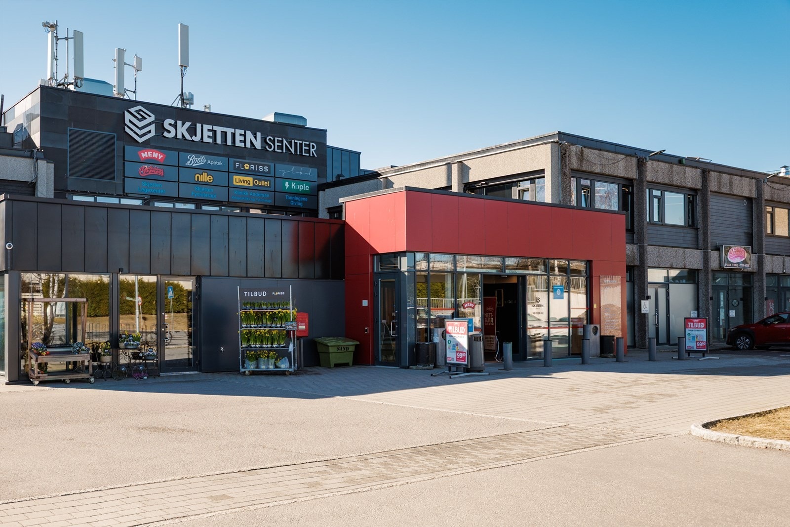 I nærmiljøet finnes Skjetten Senter, flere kunstgressbaner, lekeplasser, idrettshall, svømmehall, skateramp og treningssentre, noe som gjør området til et attraktivt sted å bosette seg. Galleribilde