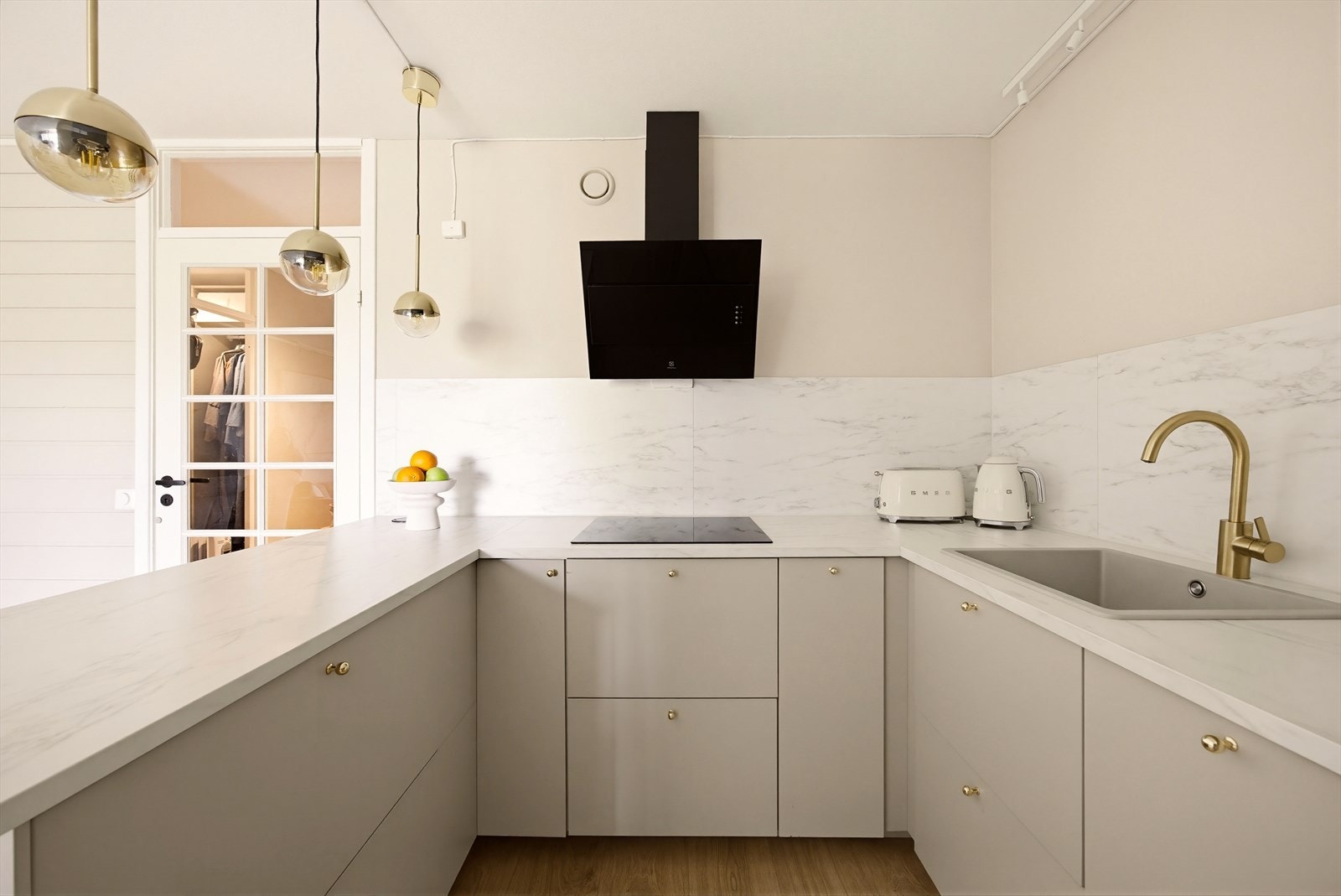 Kjøkkenet er flyttet og fullt fornyet i 2024 og har fått en lekker IKEA innredning. Glatte fronter hviler under en laminat benkeplate med en integrert kum i kompositt. Galleribilde