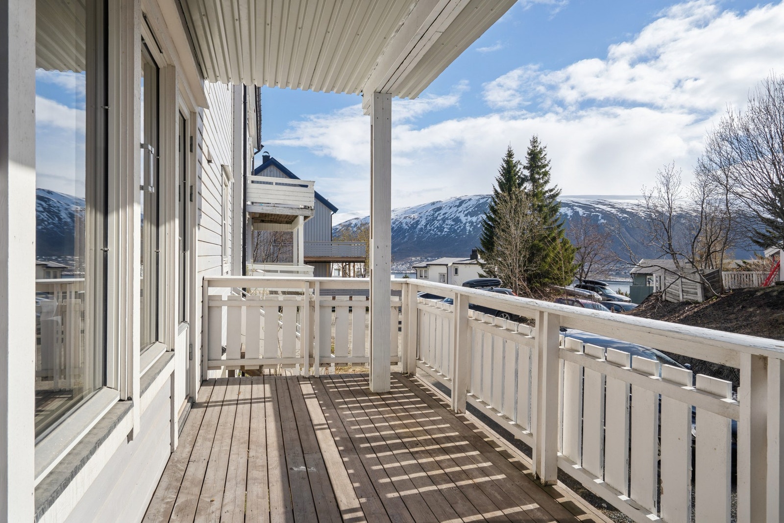 Balkongen er en trekonstruksjon med terrassebord og har god plass til en sittegruppe. Galleribilde