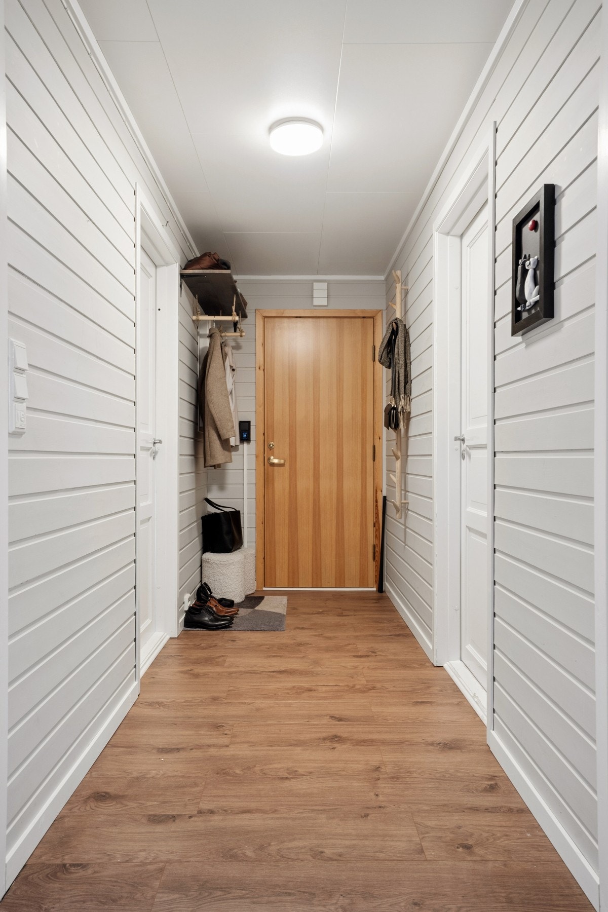 Entréen har gjennomgående laminatgulv med varmefolie, som fortsetter inn i stue og kjøkken. Galleribilde