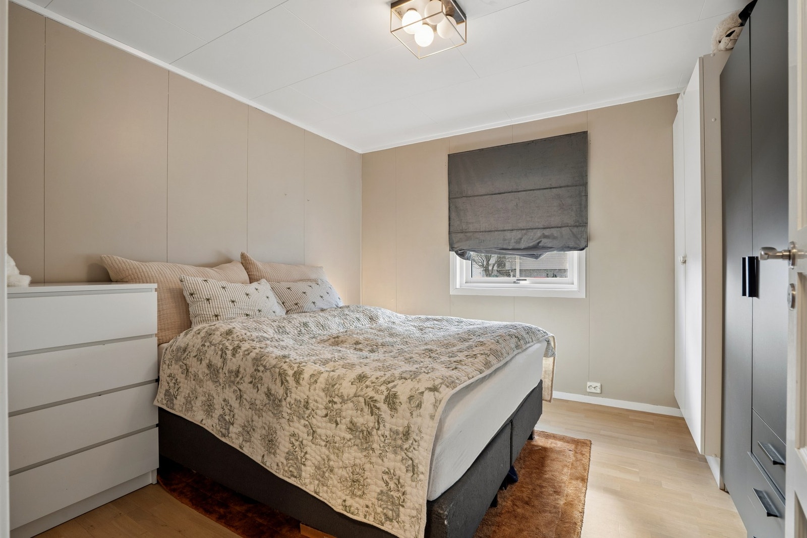 Hovedsoverom med parkett på gulvet og plass til garderobeskap. Galleribilde