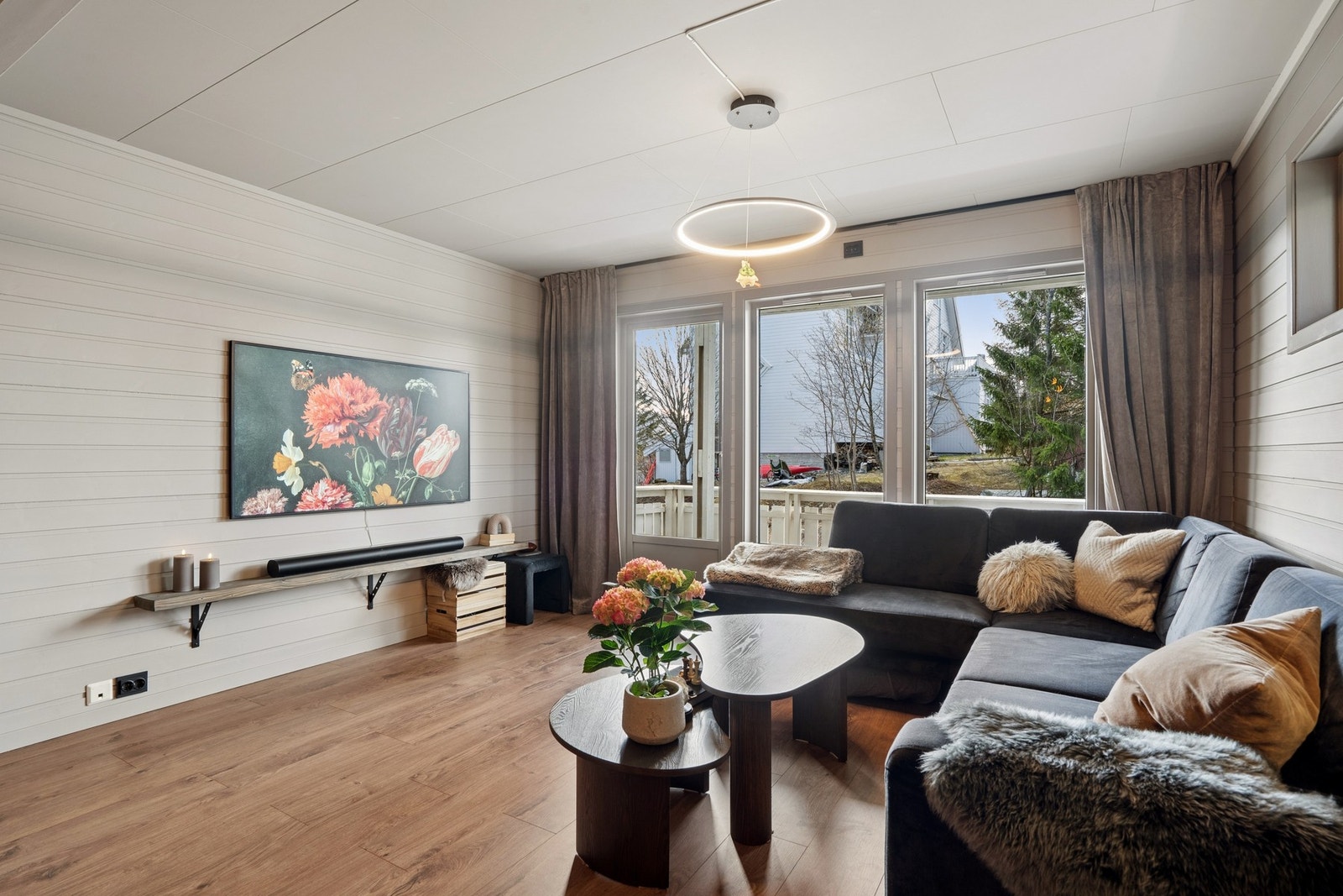 Rommet er lett å møblere og har en god sammenheng med spiseplassen og kjøkkenet. Galleribilde